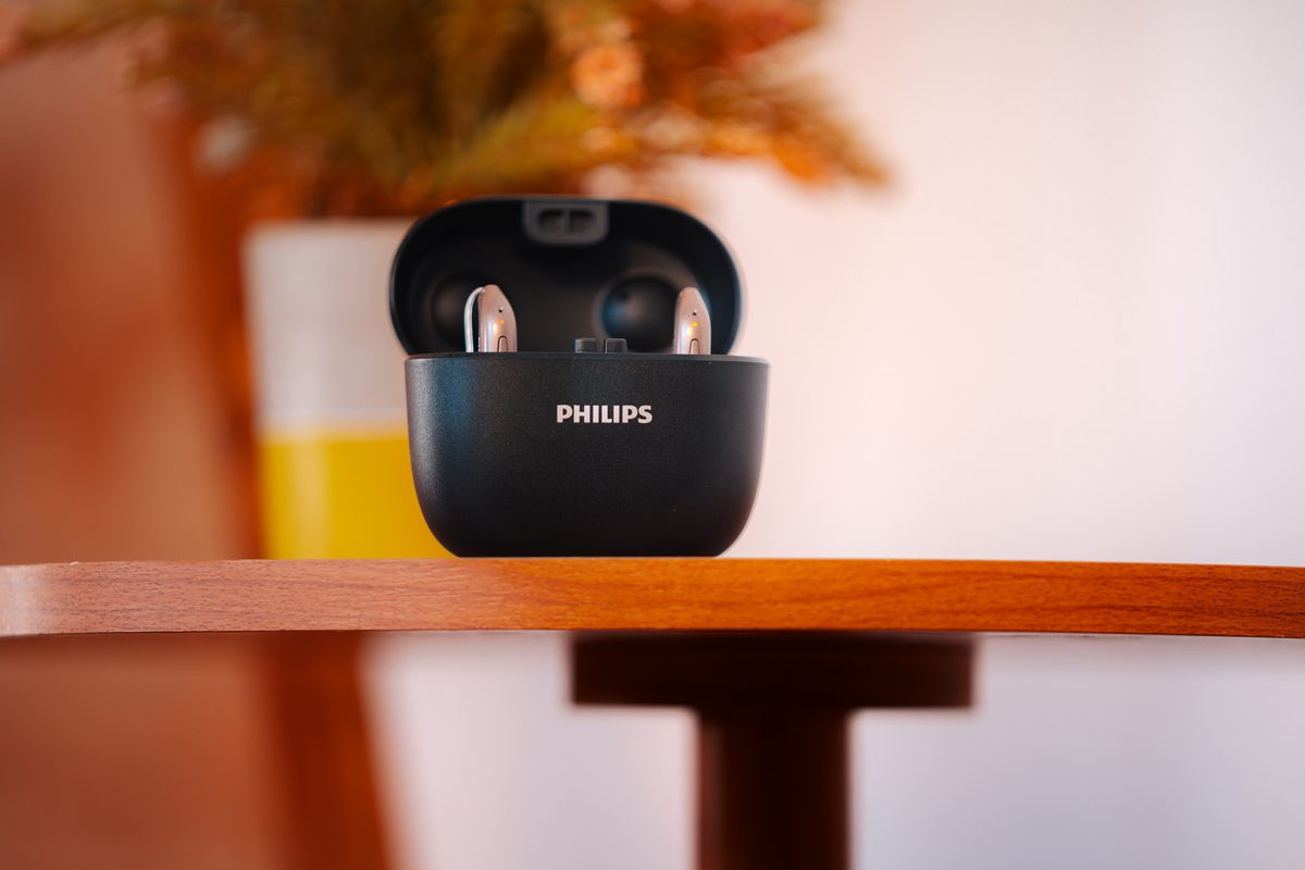 Estojo Philips sendo aberto sobre uma mesa de madeira