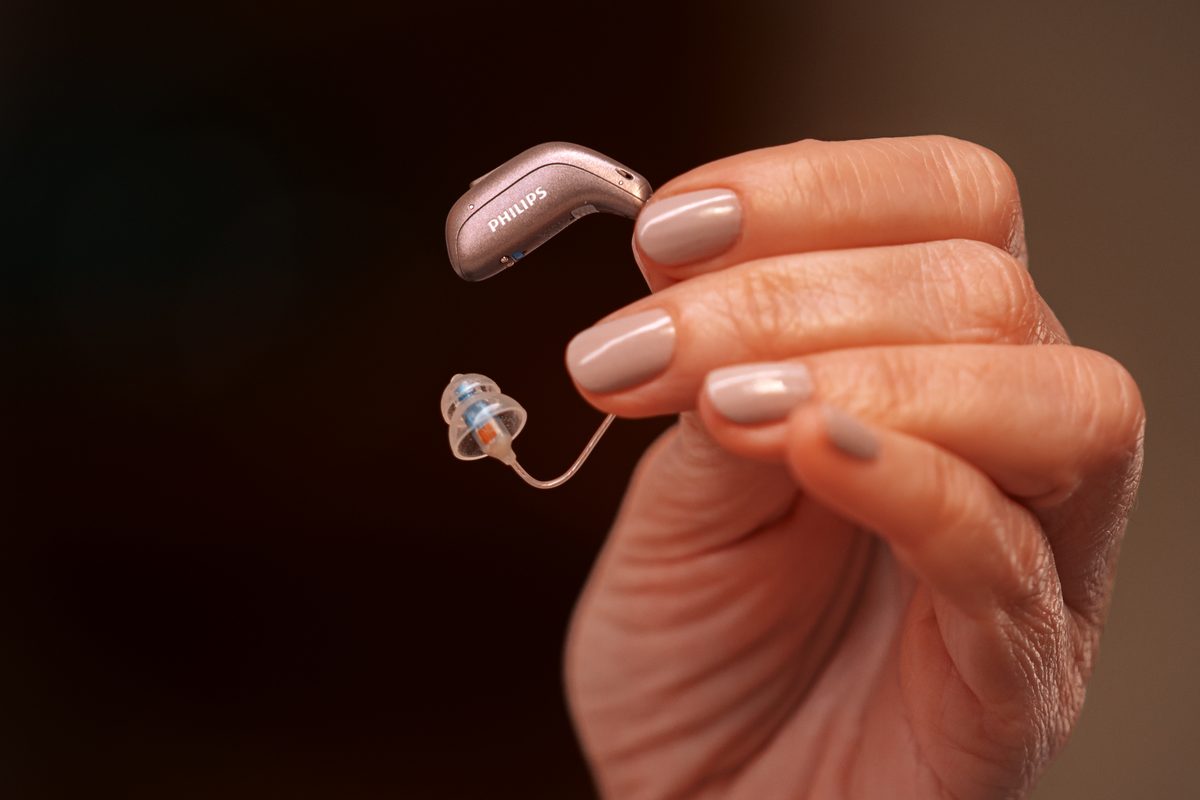 Aparelho auditivo Philips e molde auricular em detalhe